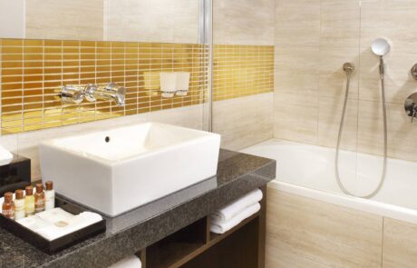 sheraton-prague-hotel-deluxe-room-bathroom-new-1600×900