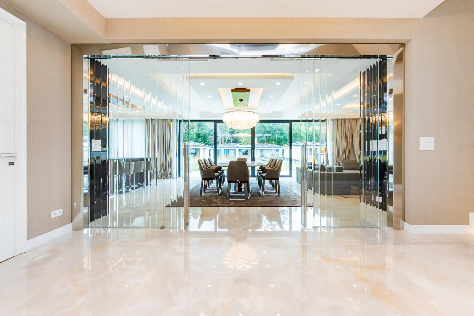 renastav_slider-photo moderní světlá zasedací místnost s prosklenými dveřmi